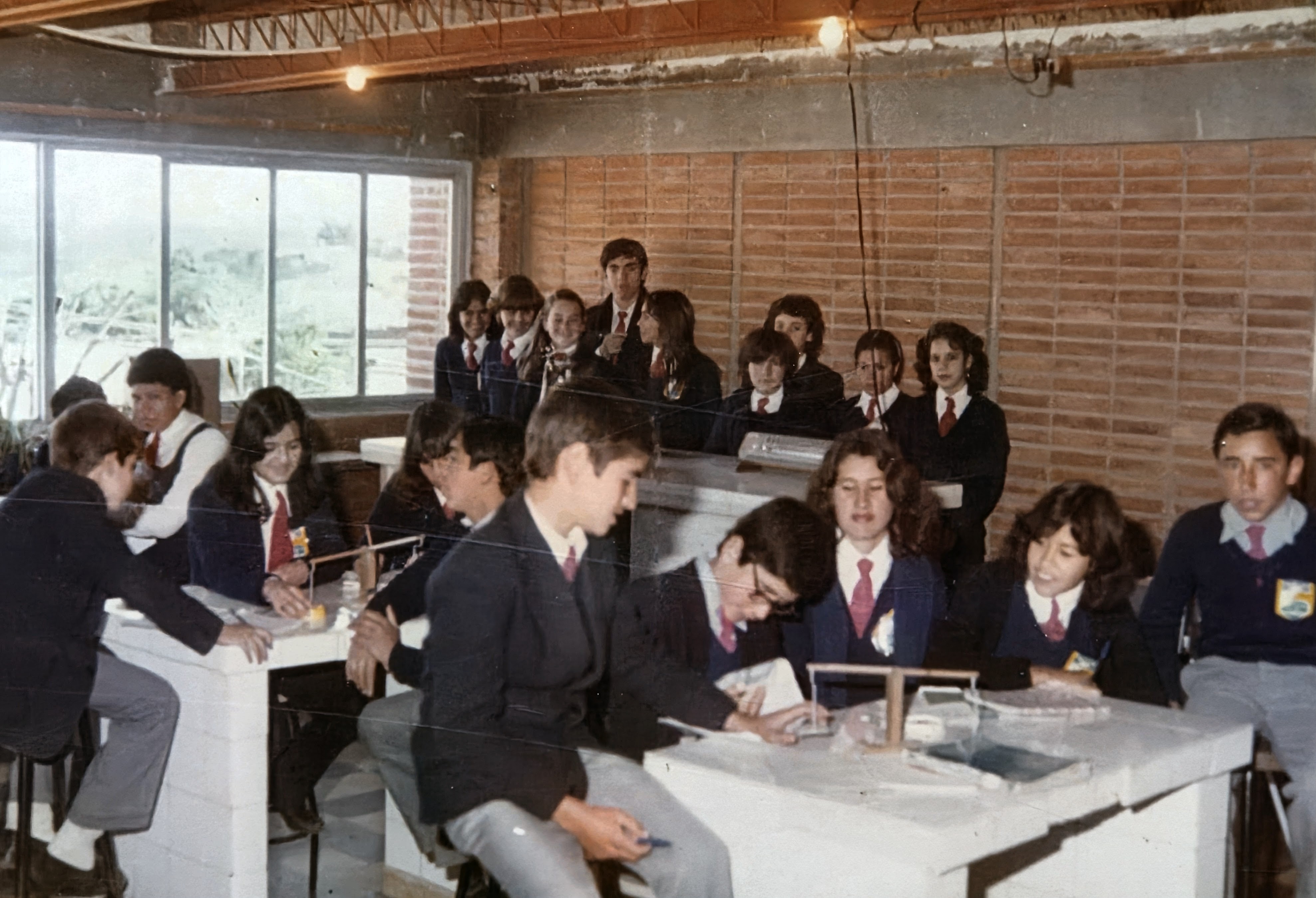 Estudiantes del Liceo N.° 3 trabajando en el aula