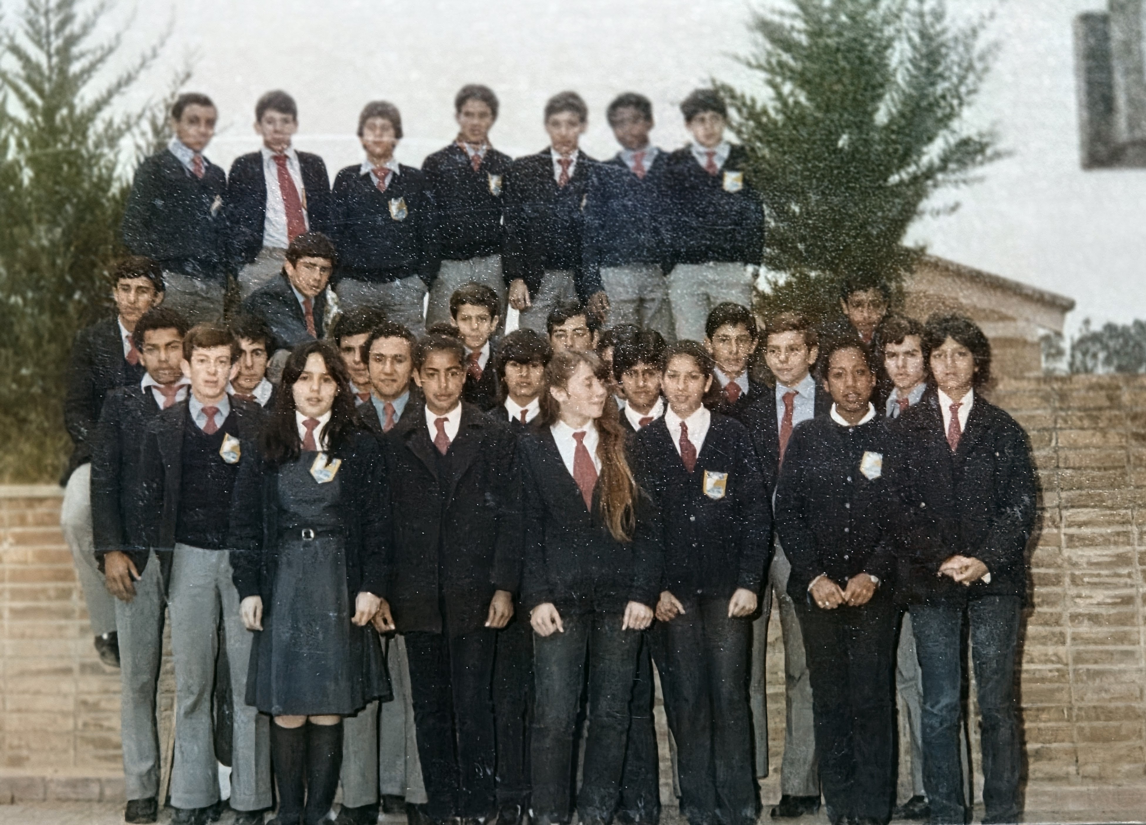 Grupo histórico de estudiantes frente al local del Liceo N.° 3