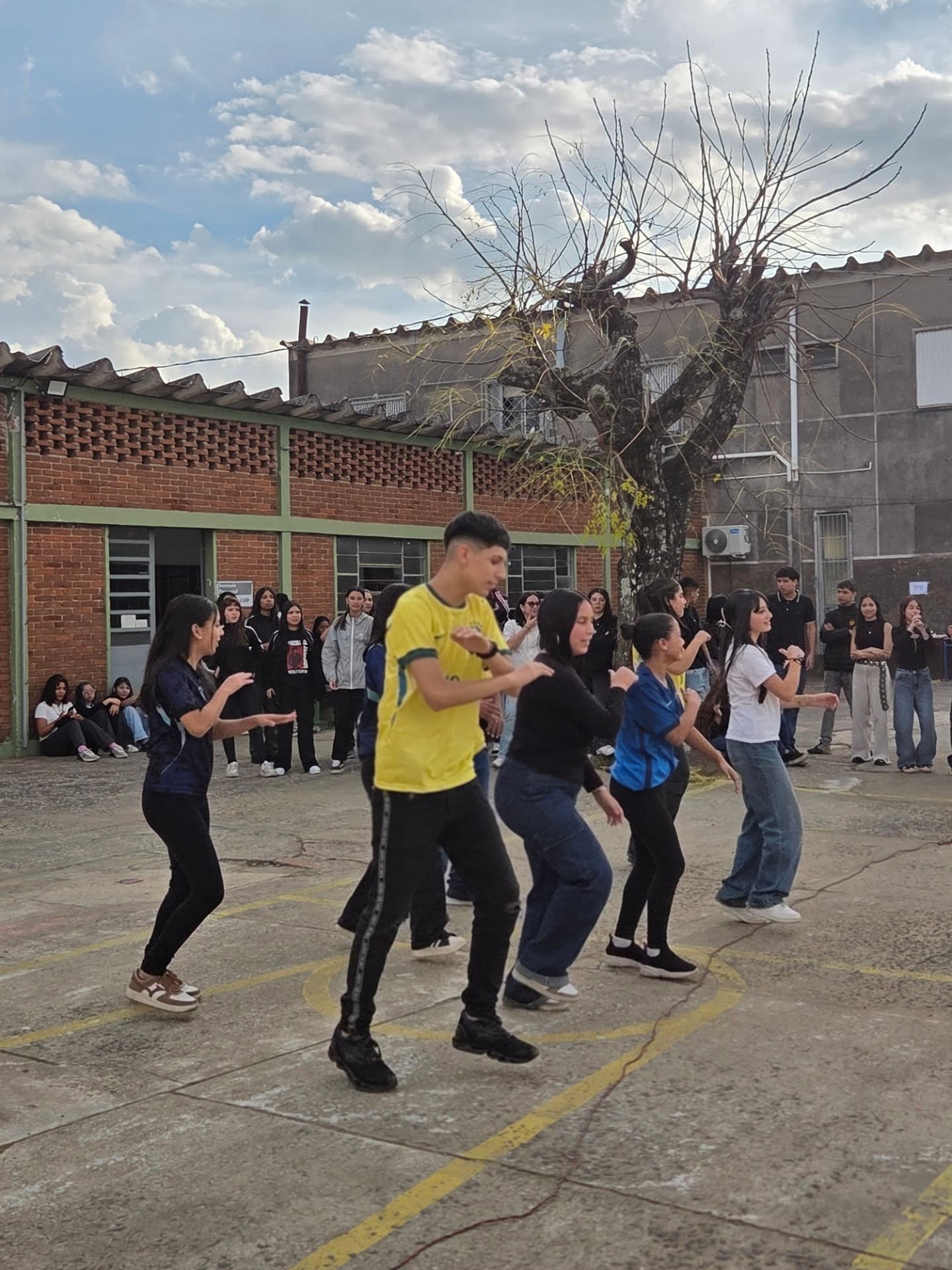 Estudiantes del Liceo N.&deg; 3 participando en la Fiesta de la Familia